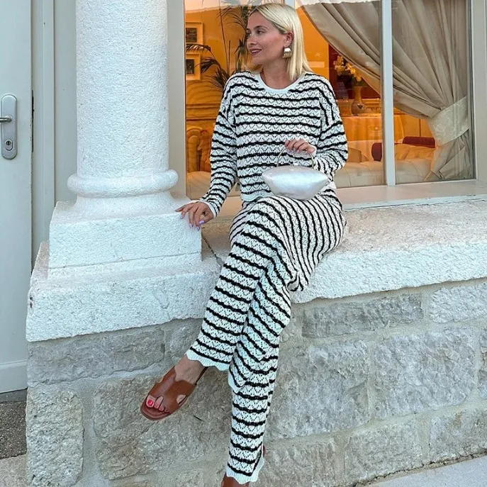 Title 18, Completo da donna con pantaloni a zampa delefa...