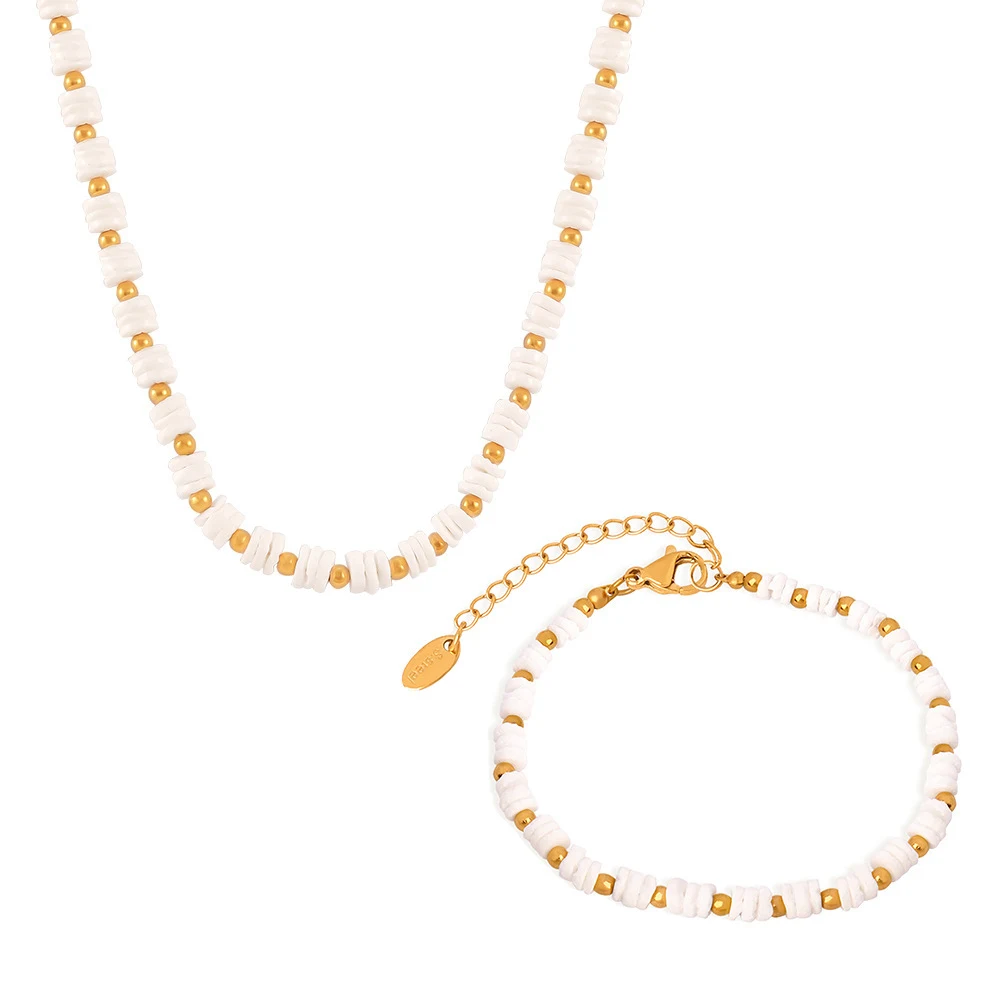 Conjunto de pulseira e colar com contas de concha luxuosas de aço titânio banhado. Elegância e sofisticação em um design leve e moderno para você. — foto 3