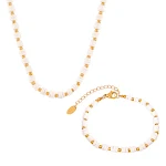 Conjunto de pulseira e colar com contas de concha luxuosas de aço titânio banhado. Elegância e sofisticação em um design leve e moderno para você. — foto 3