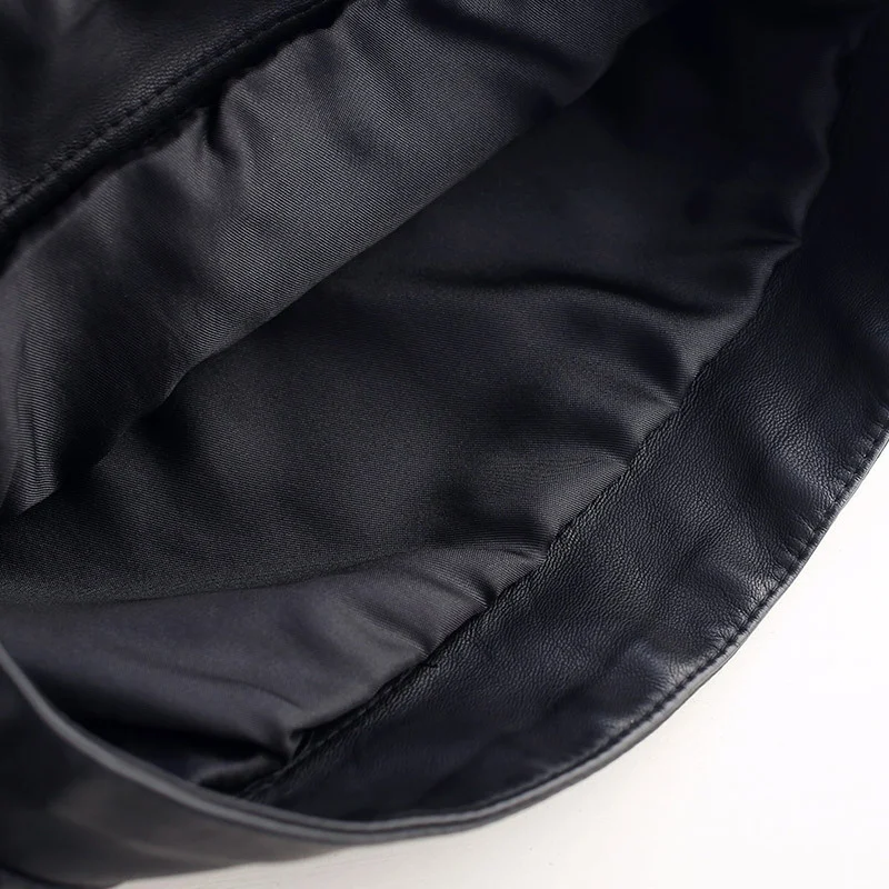 Shorts neri in pelle a vita alta, gamba larga e taglio slim, per un look elegante, comodo e versatile, perfetto per ogni occasione. — foto 3