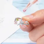 Anel de flor com strass para mulheres. Joia feminina elegante e brilhante. Ideal para ocasiões especiais. Um presente perfeito e charmoso. — foto 2