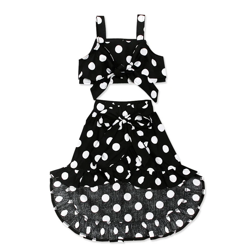 Conjunto de duas peças com top de bolinhas e saia curta irregular, perfeito para um visual moderno e elegante, ideal para diversas ocasiões. — foto 5