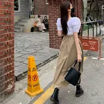 Saia de verão midi francesa retrô, cintura alta e design irregular. Perfeita para um visual vintage e elegante com toque de exclusividade. — foto 1