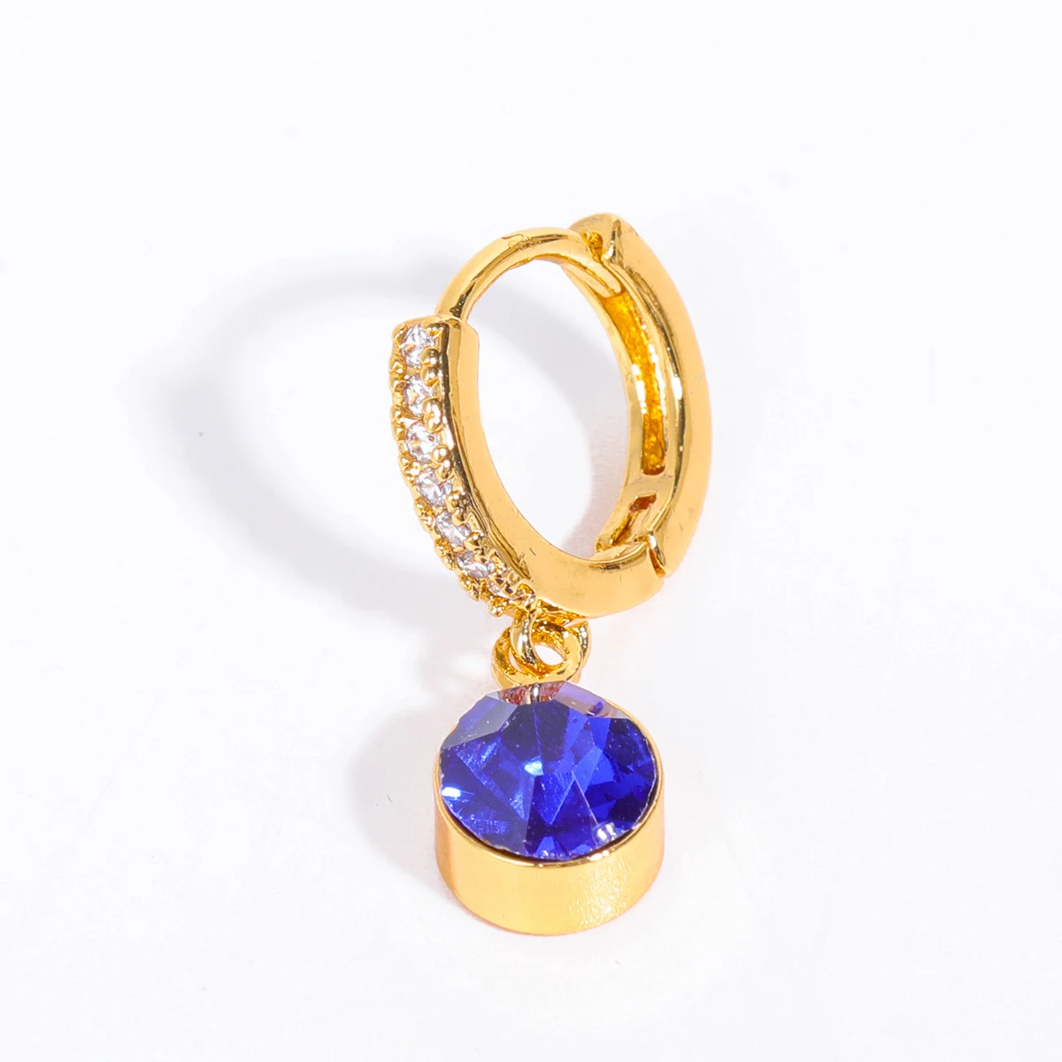 December Zirkonium oorringen voor dames. Een prachtig cadeau. Elegant en stralend. Perfect om uw look compleet te maken. — foto 16
