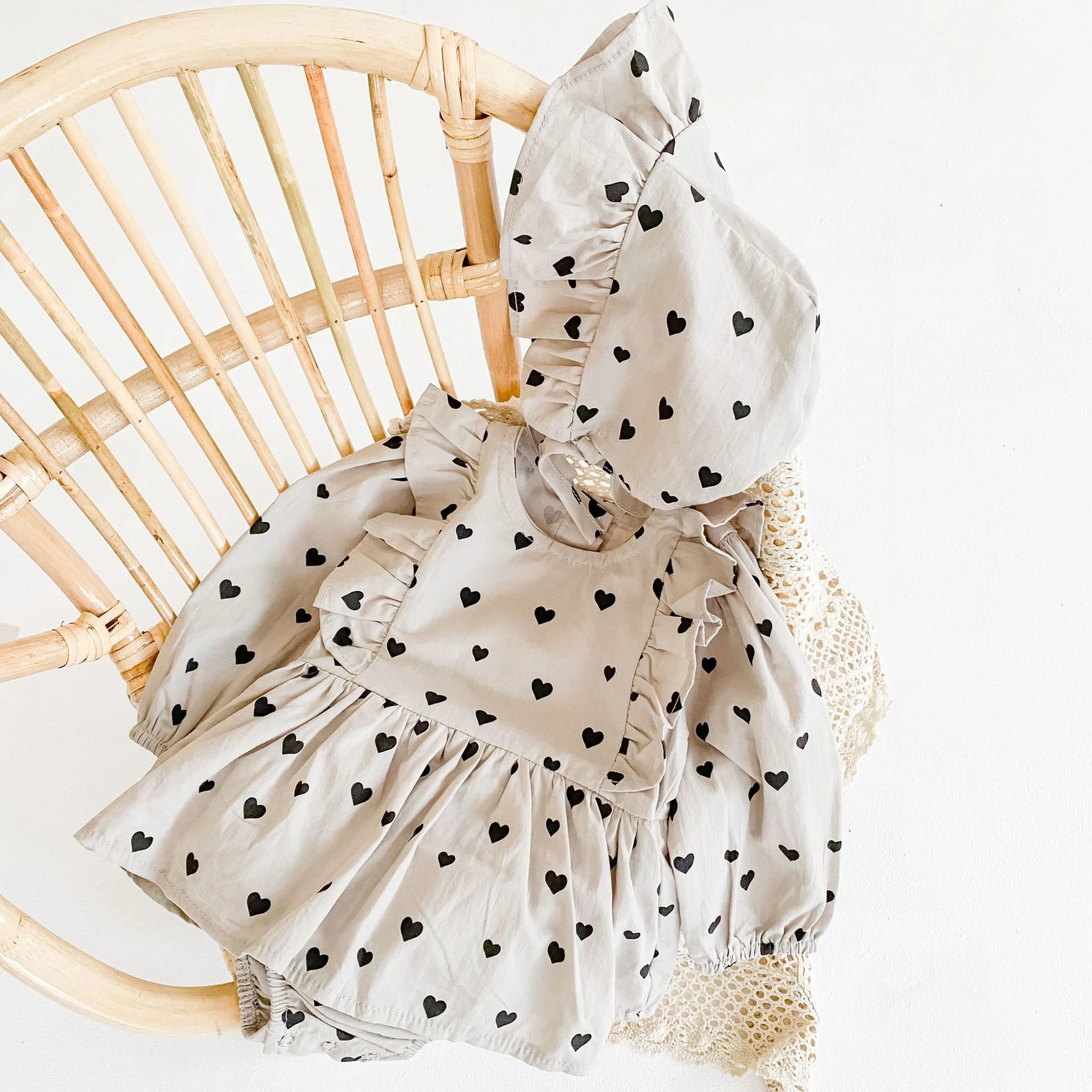 Vestido de bebê menina outono, manga longa, body de algodão, roupa de escalada com chapéu, amor e conforto. — foto 6