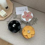 Bolsa redonda pequena com corrente para meninas Elegância e praticidade em um só acessório, perfeita para as pequenas levarem seus pertences com charme. — foto 4