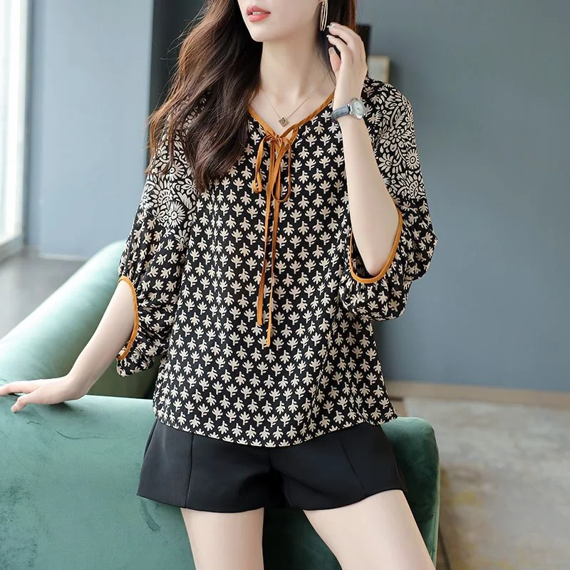 Camisa feminina de chiffon com estampa de renda e mangas curtas para uso diário, elegante e ideal para o trabalho ou deslocamento. — foto 6