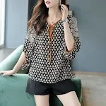Camisa feminina de chiffon com estampa de renda e mangas curtas para uso diário, elegante e ideal para o trabalho ou deslocamento. — foto 6