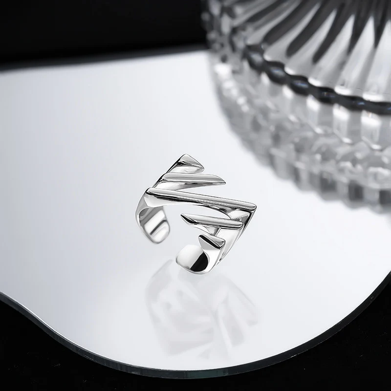 Anel feminino simples com trama oca multicamadas. Um acessório elegante e moderno para mulheres que buscam um toque sofisticado para qualquer look. — foto 3