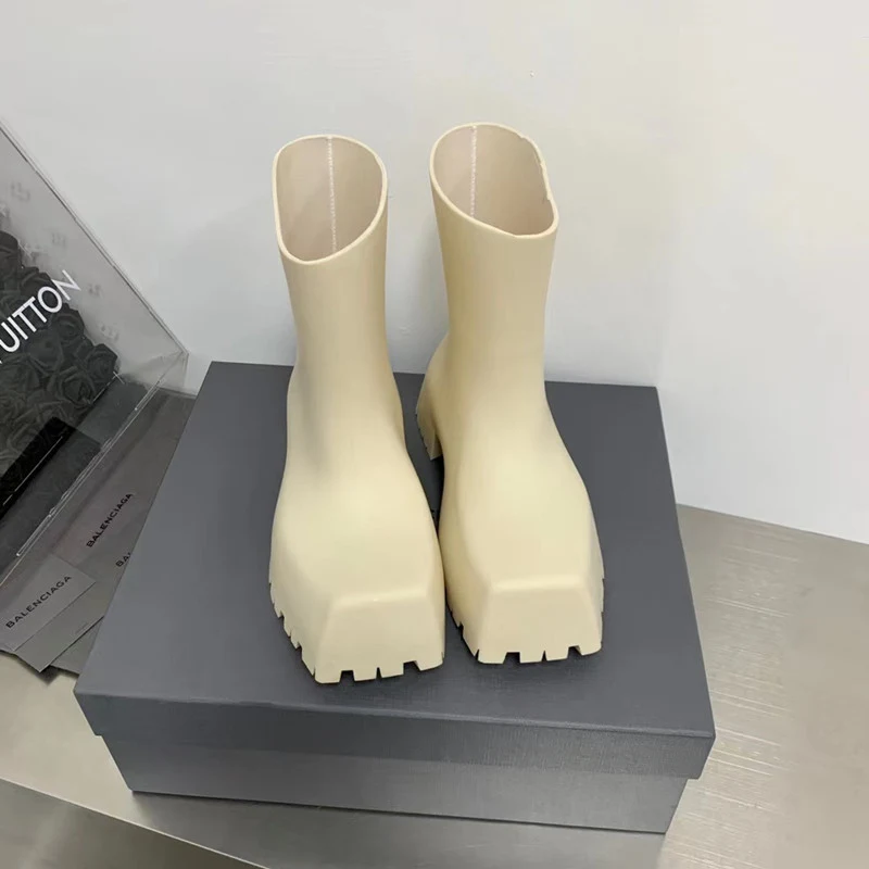 Botas de chuva quadradas unissex com sola grossa média. Conforto e estilo com bico quadrado, ideais para dias chuvosos. — foto 3