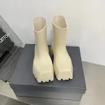 Botas de chuva quadradas unissex com sola grossa média. Conforto e estilo com bico quadrado, ideais para dias chuvosos. — foto 3