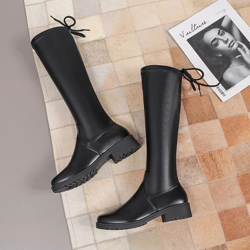 Botas femininas de salto grosso com cadarço, cano alto, de couro fino. Conforto e elegância para seus looks de inverno. — foto 1