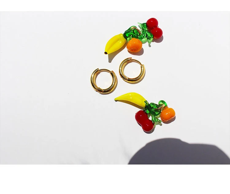 Brincos de verão com design de abóbora, banana e cereja. Esmaltados em cores vibrantes, para um visual alegre e estiloso. Leveza e cor! — foto 8