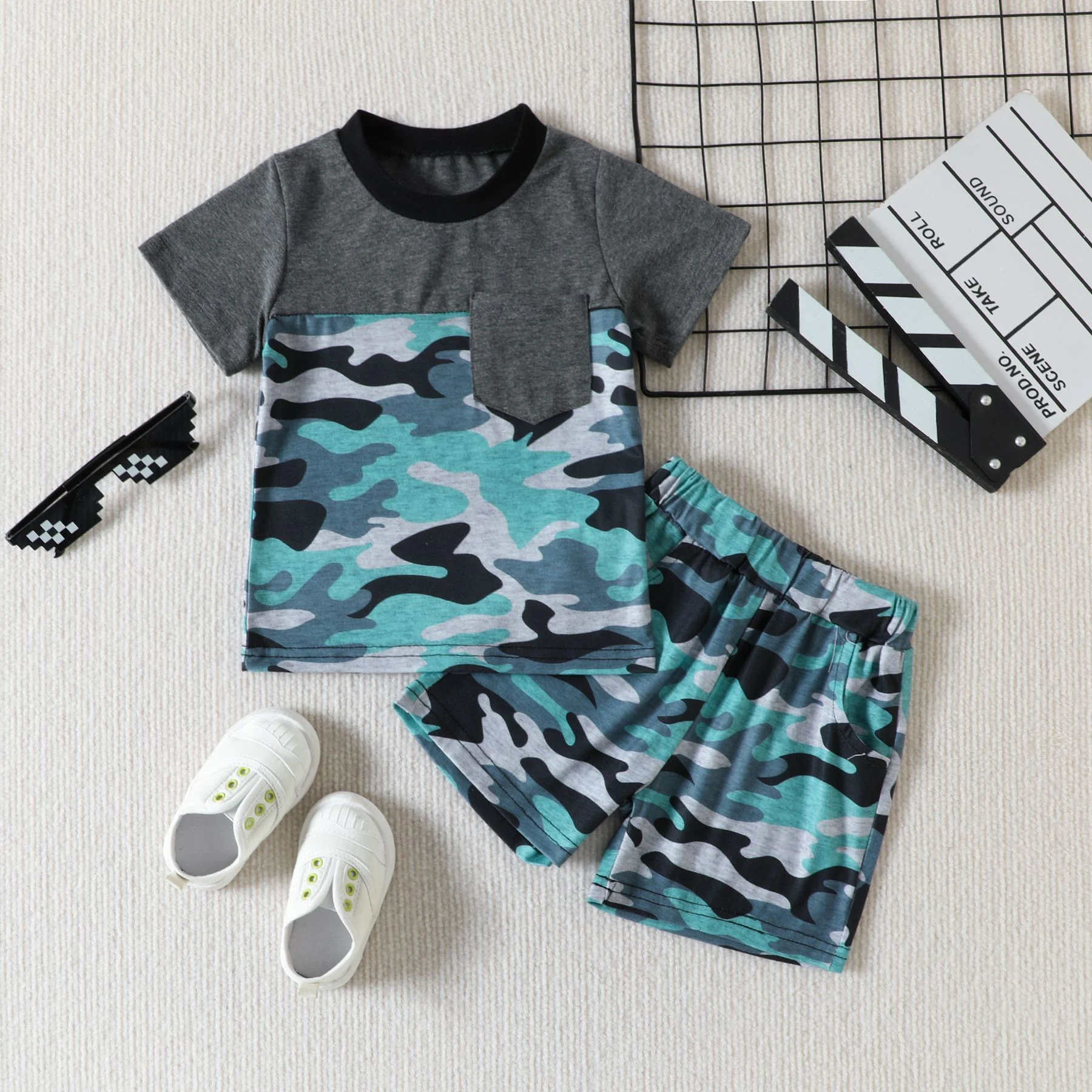Schattig camouflagepakje met zakken voor baby's en kleine kinderen. Comfortabel, stijlvol en perfect om in te spelen en te ontdekken. — foto 7