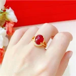 Pingente feminino gota de rubi em estilo étnico dourado. Adicione elegância ao seu visual com esta joia sofisticada e charmosa. — foto 4