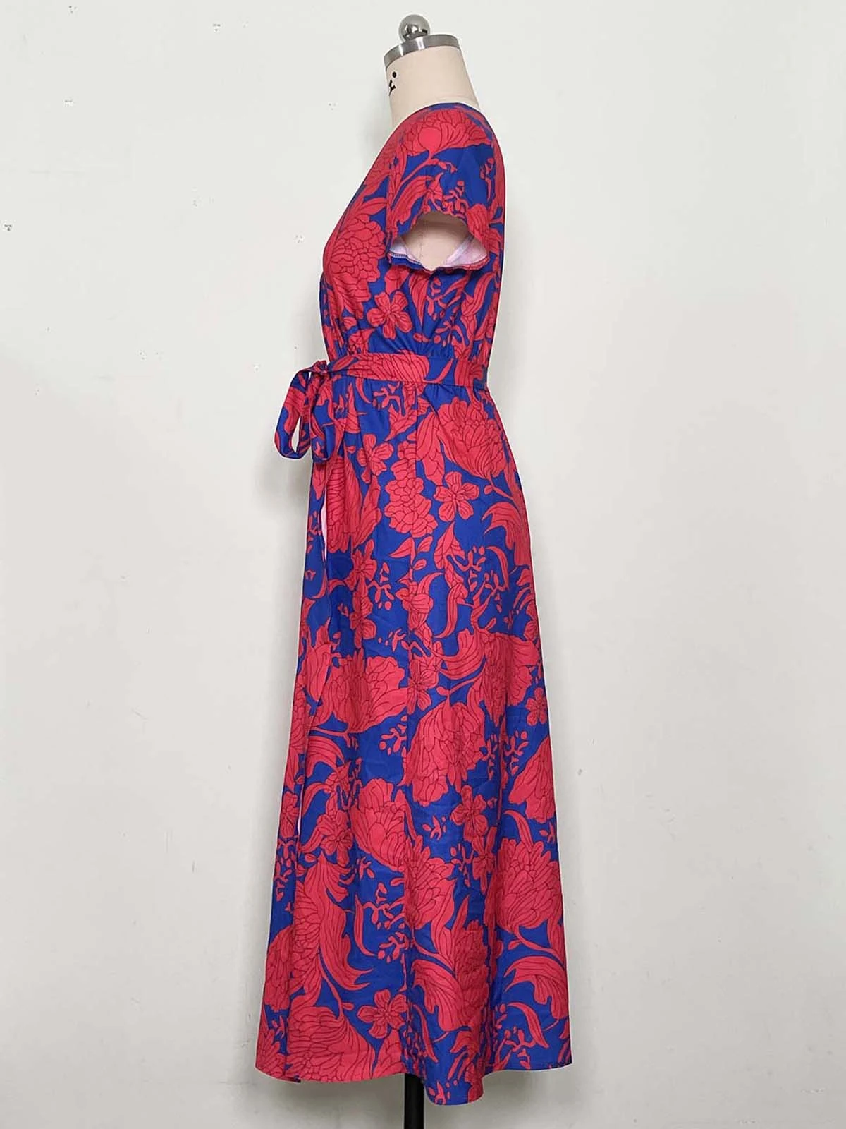 Vestido curto estampado de manga curta, ideal para o verão. Leve, confortável e estiloso, perfeito para diversas ocasiões casuais. — foto 6