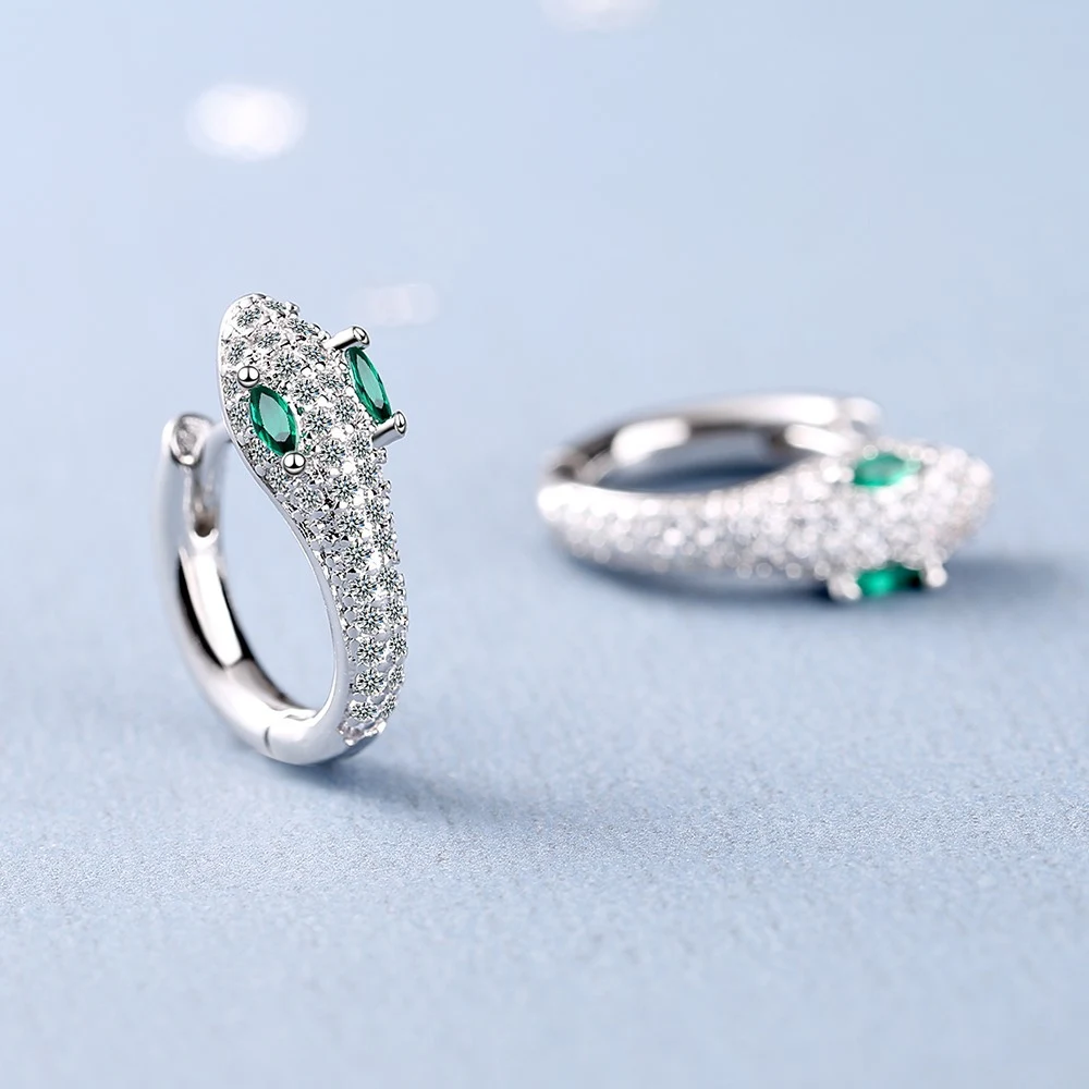 Brincos de cobra com diamantes personalizados para mulheres. Design exclusivo e luxuoso para realçar sua beleza. Joia fina e elegante. — foto 2