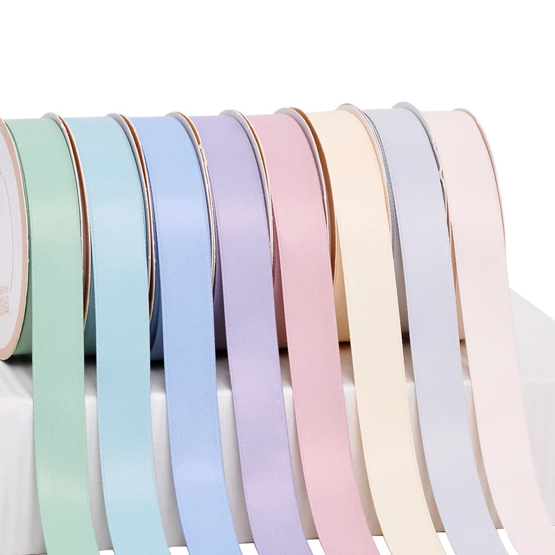 Confezione regalo fai da te con nastro di seta di latte per matrimoni. Nastro colorato, ideale per confezioni eleganti e regali personalizzati. — foto 19