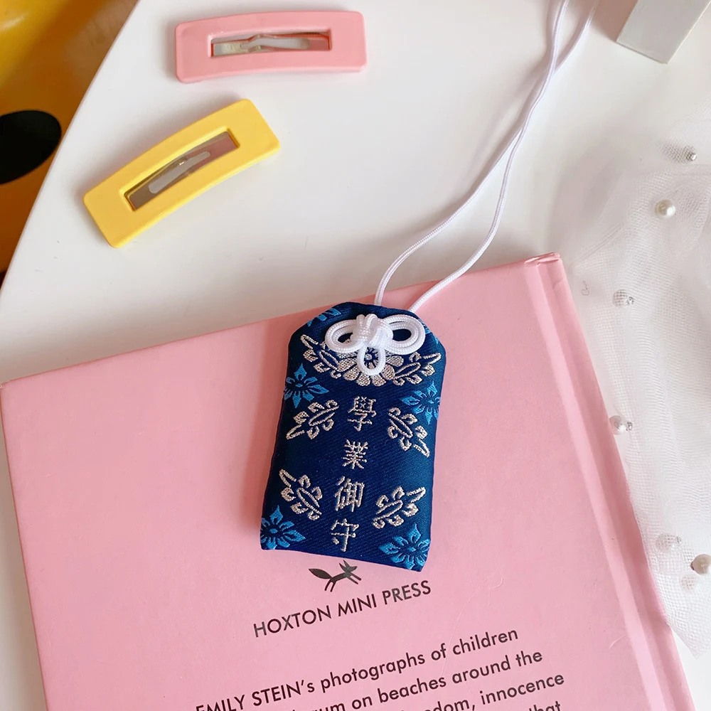 Mishou Pingente Personalizado para Estudantes com Bolsa e Oracao para Celular, um amuleto único e especial para você! — foto 14
