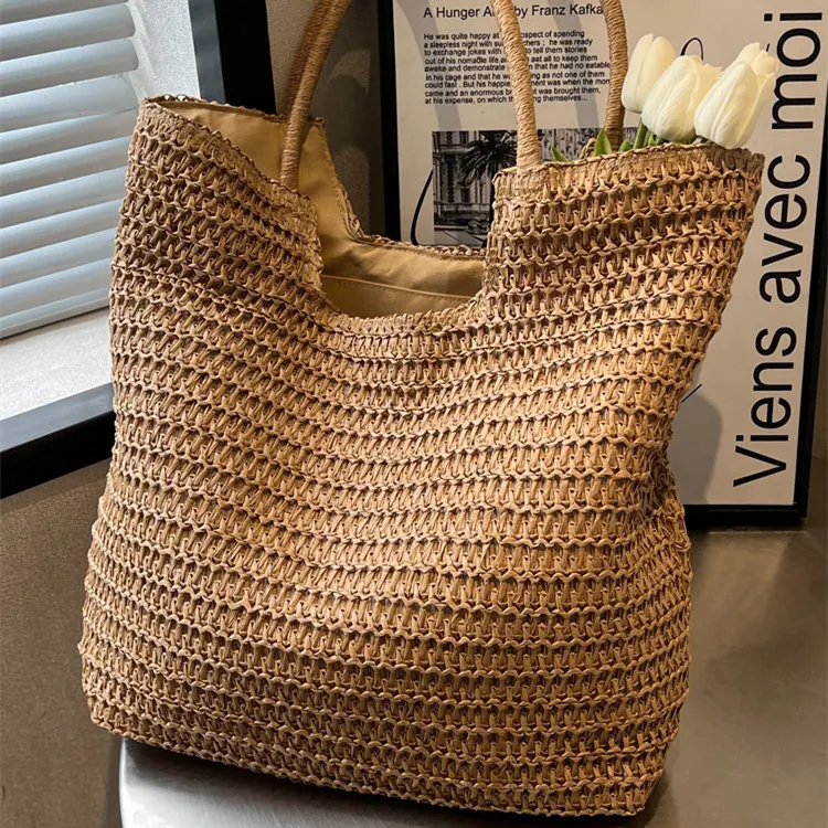 Dames strooien tas met grote capaciteit, perfect voor strand of winkelen. Ruim en stijlvol, biedt voldoende ruimte voor al je benodigdheden. — foto 5