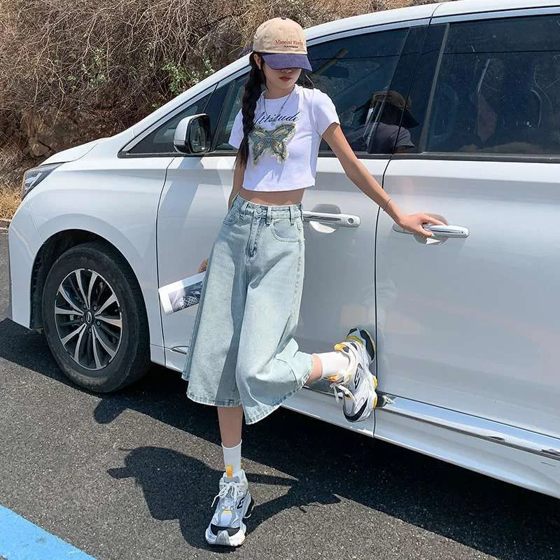 Jeans cropped a gamba dritta da donna alla moda, versatili e abbinabili con tutto, perfetti per un look moderno e adattabile ad ogni occasione. — foto 8