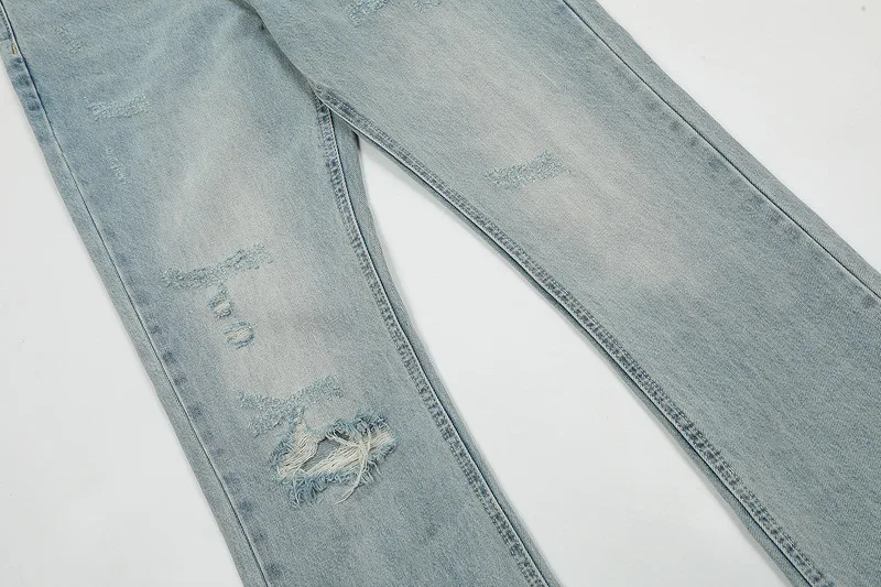 Heren jeans met gaten, wassing en licht uitlopende rechte pijp. Moderne en comfortabele stijl voor een casual look. — foto 4