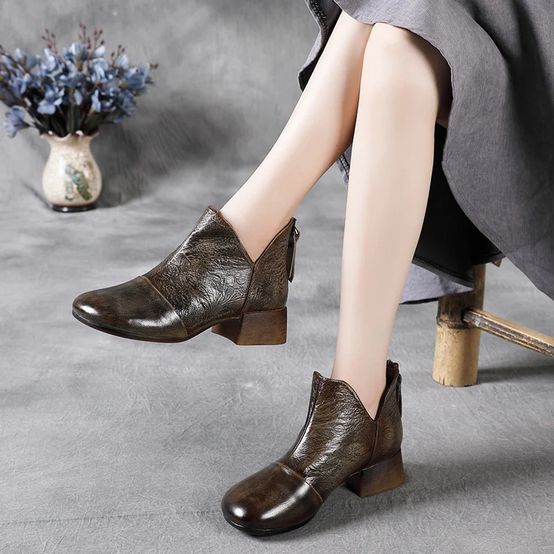 Botas Retro Martin com Bico Redondo, Salto Bloco e Zíper para Conforto e Estilo Clássico em Seus Looks. — foto 3