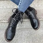 Botas Martin femininas com cadarço e salto quadrado, perfeitas para um visual moderno e confortável em diversas situações. — foto 10