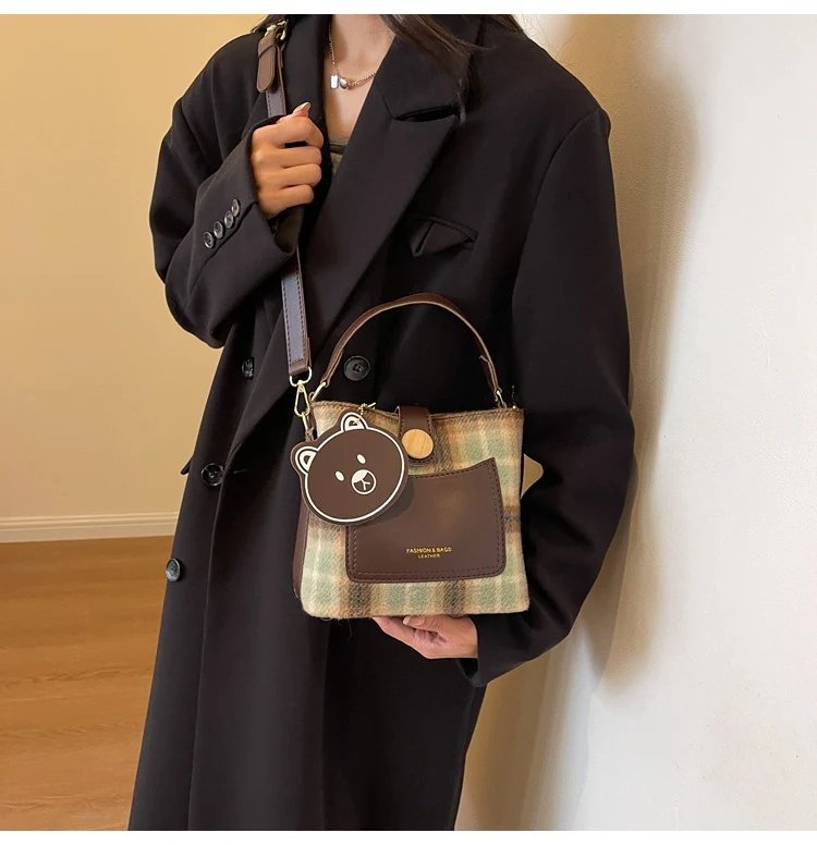Bolsa feminina transversal de design especial, elegante e prática. Perfeita para transportar seus pertences com estilo e segurança, ideal para o dia a dia. — foto 16
