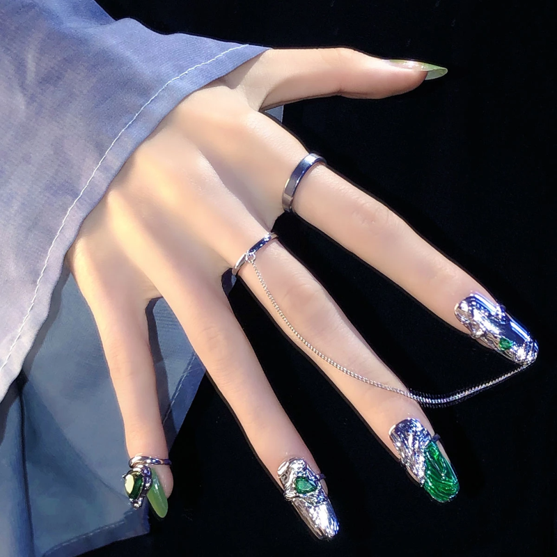Anel armadura para unhas com escultura irregular em metal prata e strass verde, acessório estiloso e único — foto 7