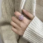 Anel feminino requintado com design de coração e flores, moda fashion. Um acessório perfeito para um toque elegante e romântico. — foto 5