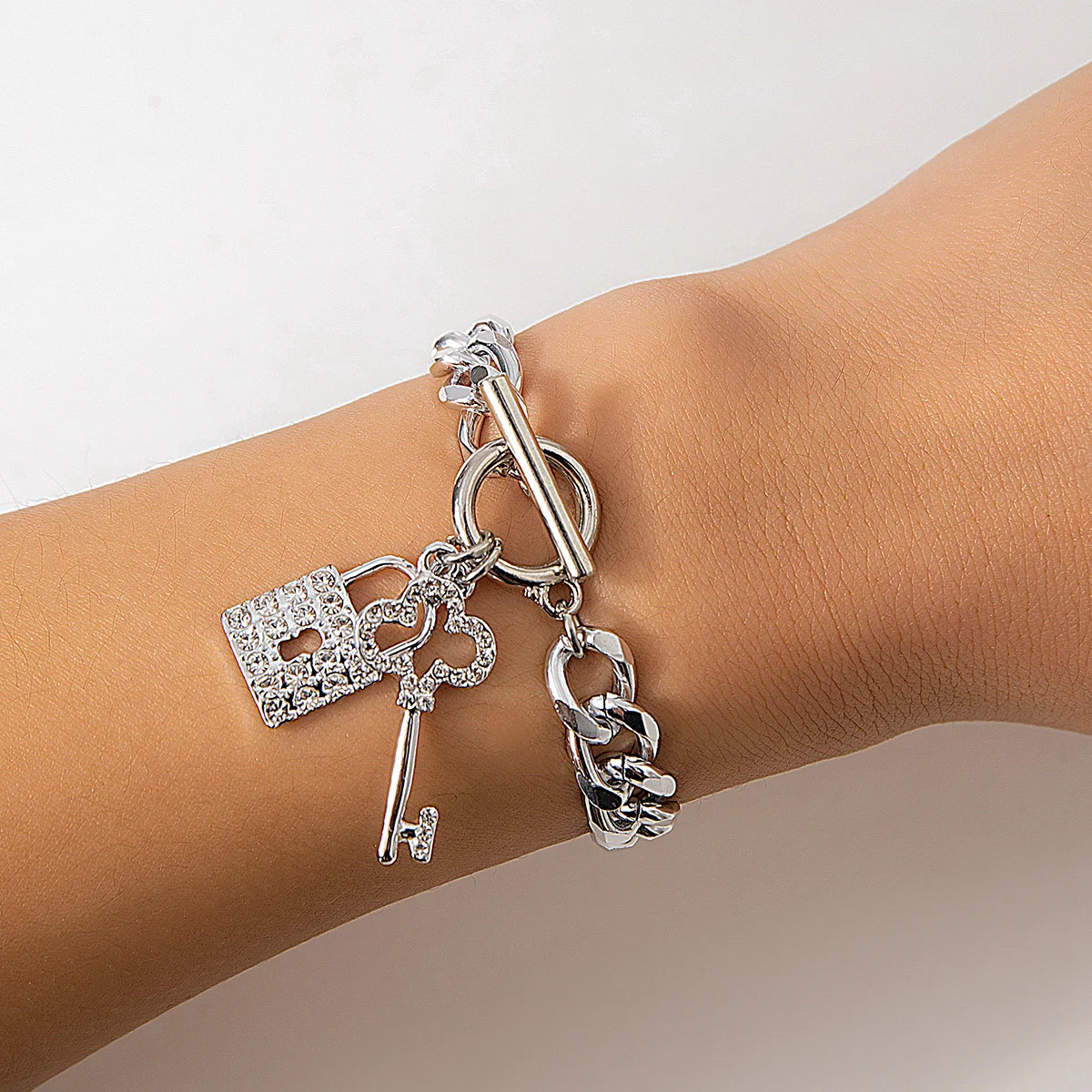 Collana da donna con catena spessa, lucchetto e chiave pendente lucenti, gioielli alla moda per signore, accessori trendy per il collo. — foto 2