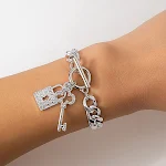 Collana da donna con catena spessa, lucchetto e chiave pendente lucenti, gioielli alla moda per signore, accessori trendy per il collo. — foto 2