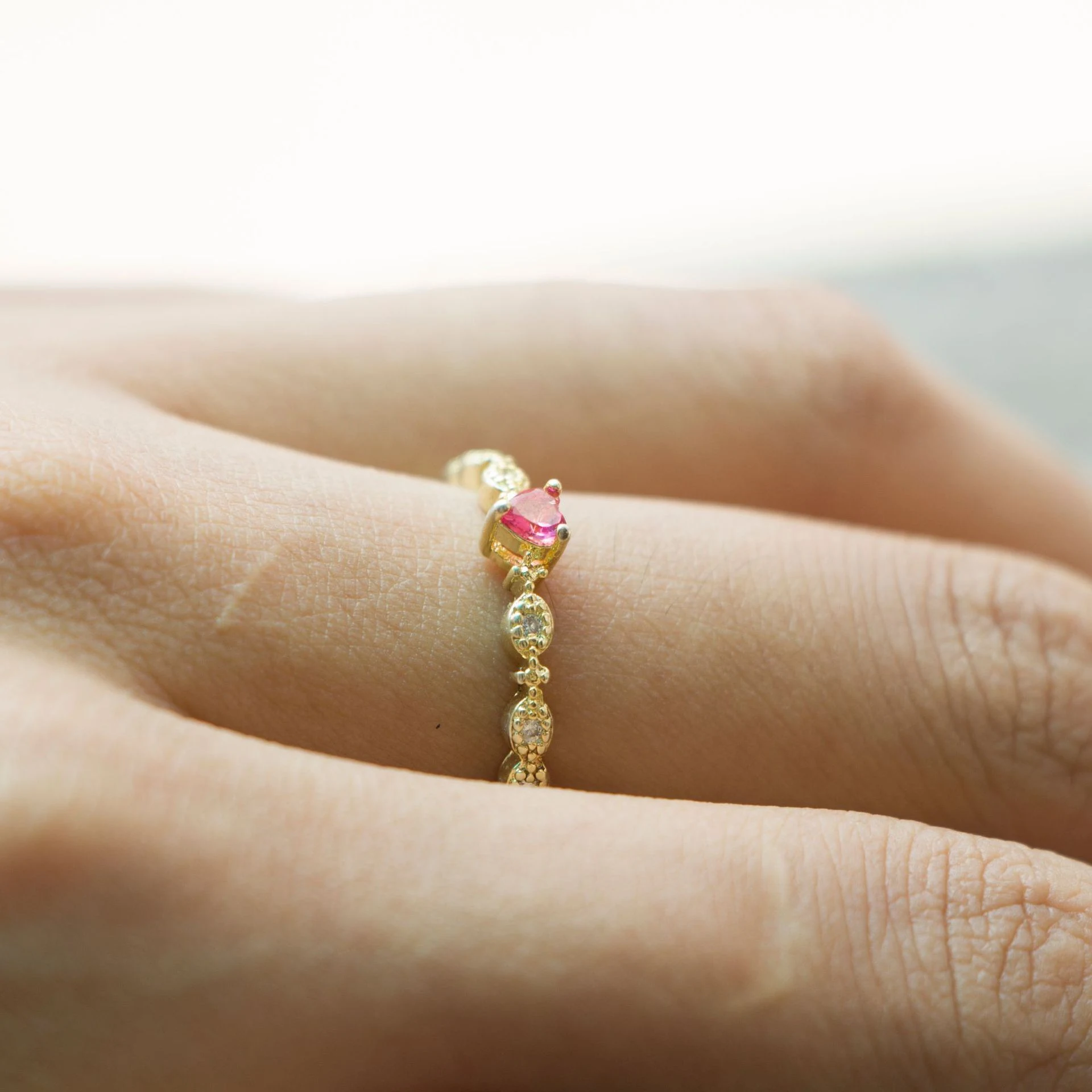 Anel de rubi com diamantes em formato de coração de ouro. Uma joia elegante e romântica, ideal para expressar amor e celebrar momentos especiais. — foto 9