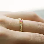 Anel de rubi com diamantes em formato de coração de ouro. Uma joia elegante e romântica, ideal para expressar amor e celebrar momentos especiais. — foto 9