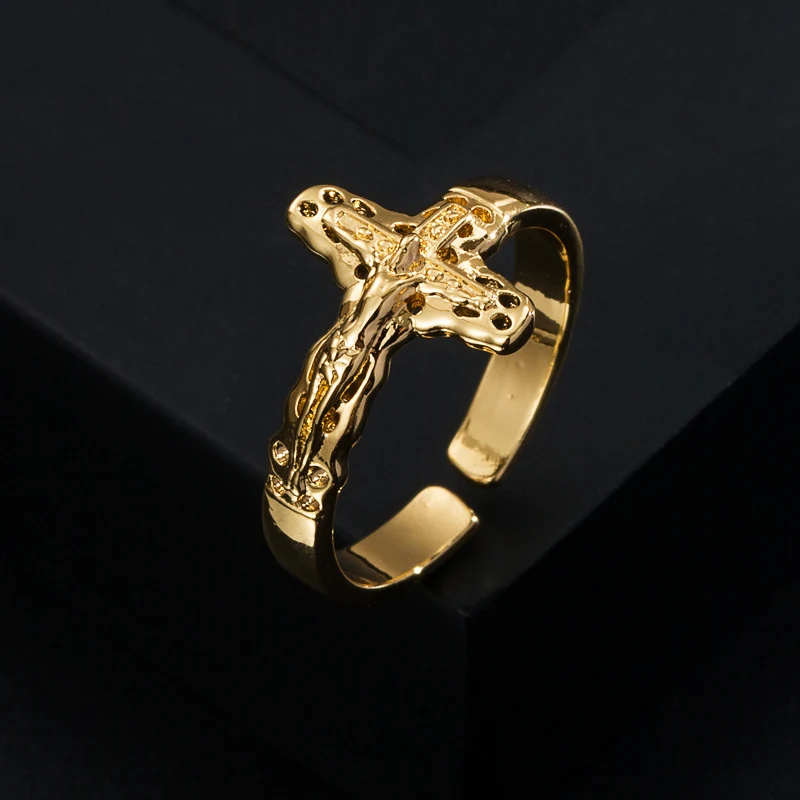 Anel simples geométrico feminino com zircônia micro incrustada e banho de cobre dourado. Um toque de elegância e brilho para seu visual diário. — foto 1