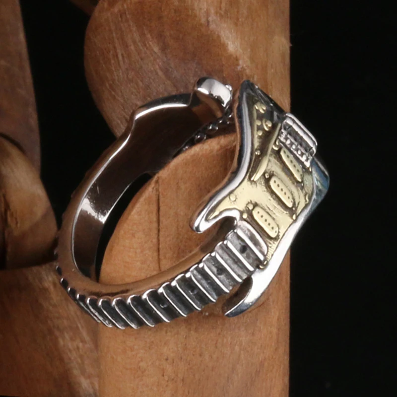 Anel masculino estilo rock punk com guitarra elétrica, perfeito para expressar sua paixão por música e atitude rebelde com estilo. — foto 4