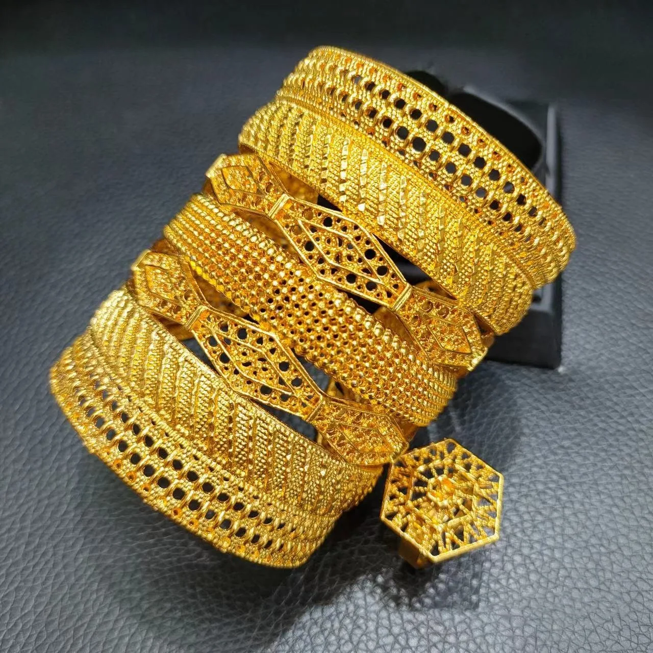 Pulseira Aberta Dourada Imitação Cobre para Mulher Grande Joia Elegante Pulseira Ajustável Presente Perfeito — foto 3