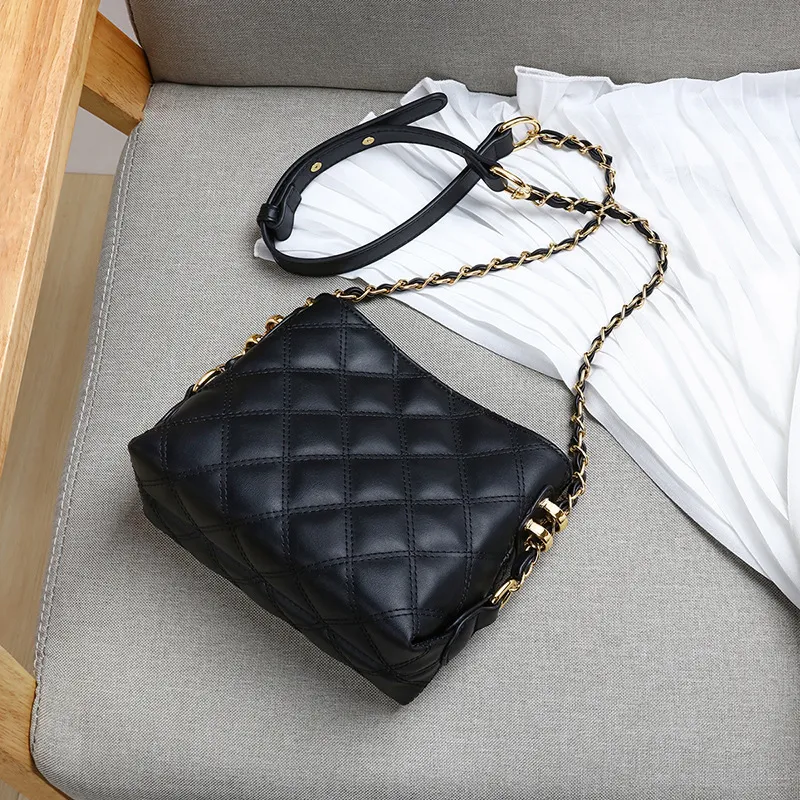 Title 7, Leather Cross-body Chain All Ins One-shoulder Bag