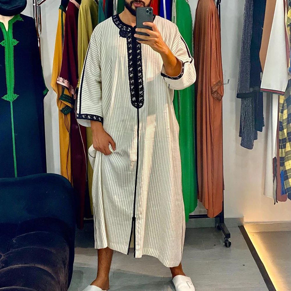 Accappatoio lungo stampato casual da uomo, perfetto per il relax a casa con comfort e stile, ideale dopo la doccia o nel weekend. — foto 4