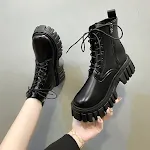 Kadın platform topuklu bağcıklı yan fermuarlı botlar, şık ve rahat bir görünüm için ideal, her duruma uygun. — Fotoğraf 2