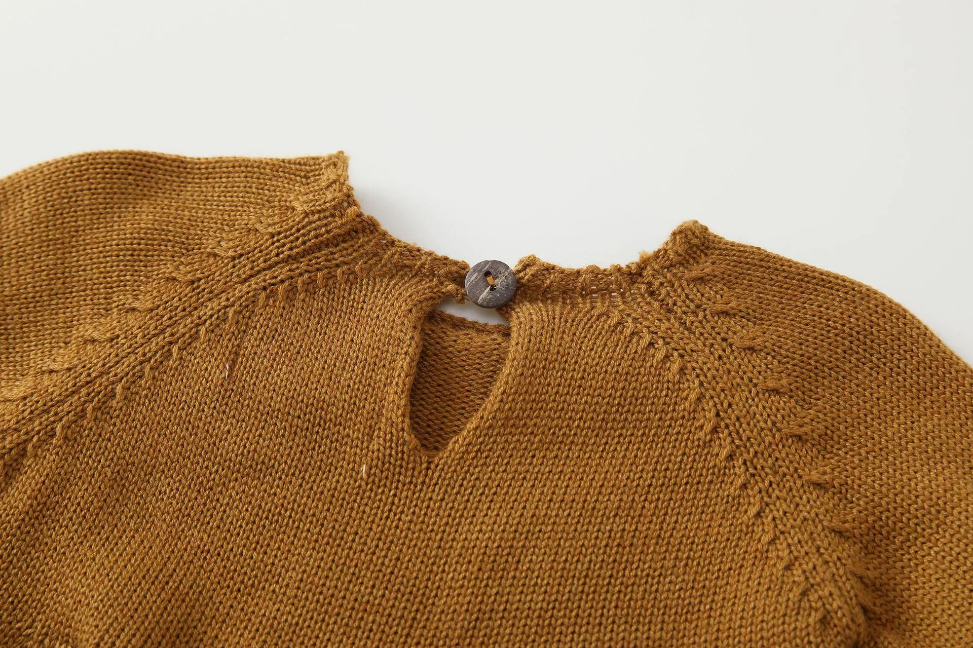 Roupa de bebê de lã bordada, manga longa com fechamento envolvente, oferece conforto e aquecimento, ideal para recém-nascidos. — foto 24