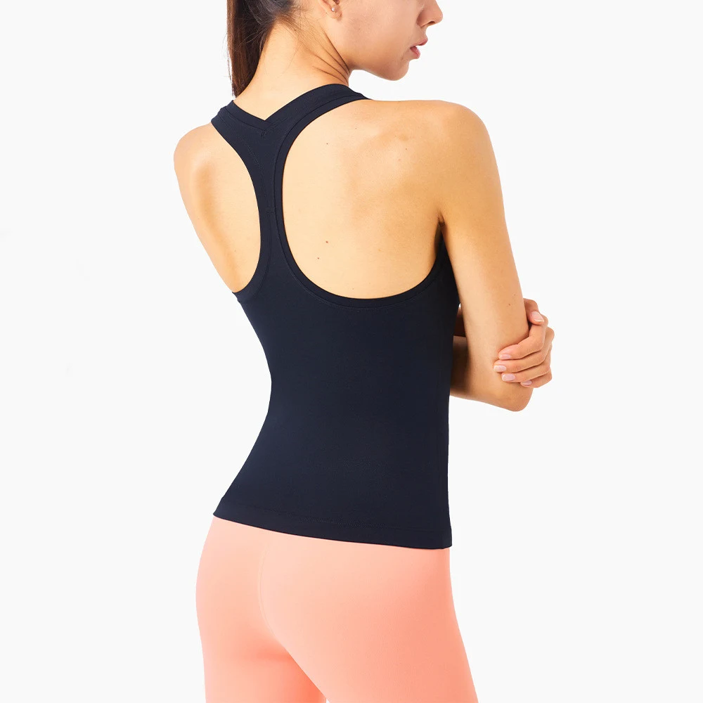 Colete esportivo longo feminino moderno e estiloso para treinos e atividades ao ar livre. Conforto e liberdade de movimento garantidos. — foto 1