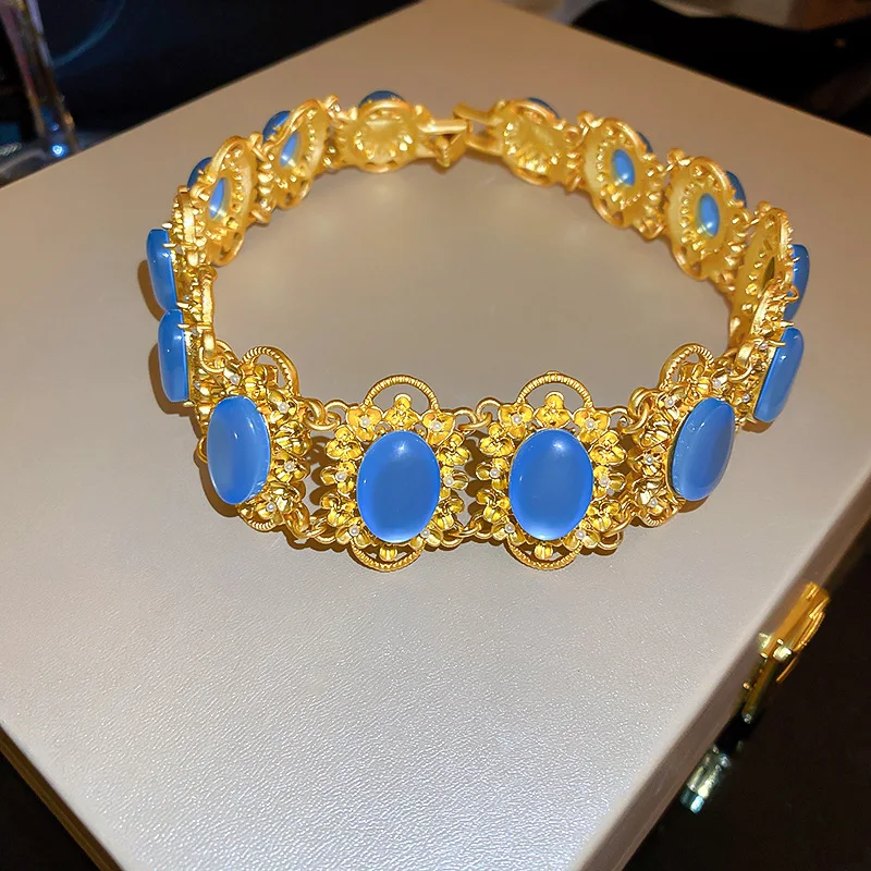 Colar com pingente de coração geométrico retrô em cor de diamante. Uma joia elegante para realçar seu estilo único e adicionar sofisticação ao seu visual diário. — foto 16