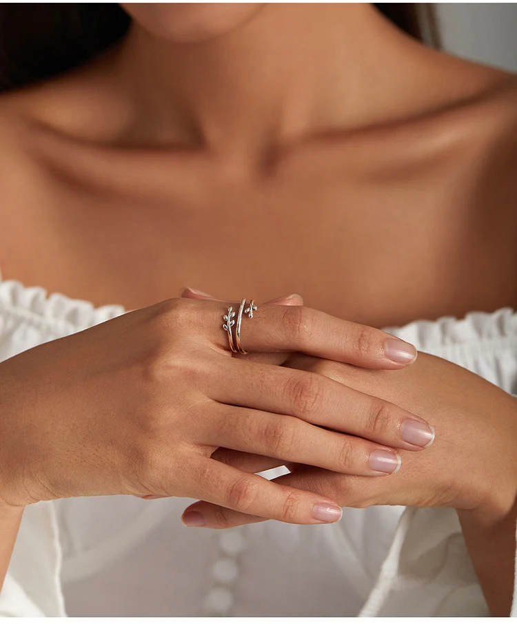Anel simples de prata pura com design de vime de múltiplos aros. Elegância discreta e sofisticação atemporal para um look moderno. — foto 5