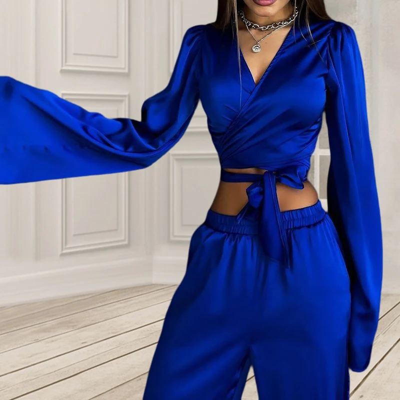 Conjunto feminino com top de manga longa e calças de perna reta. Elegância e conforto para um visual sofisticado em diversas ocasiões. — foto 2