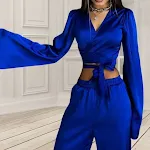 Conjunto feminino com top de manga longa e calças de perna reta. Elegância e conforto para um visual sofisticado em diversas ocasiões. — foto 2