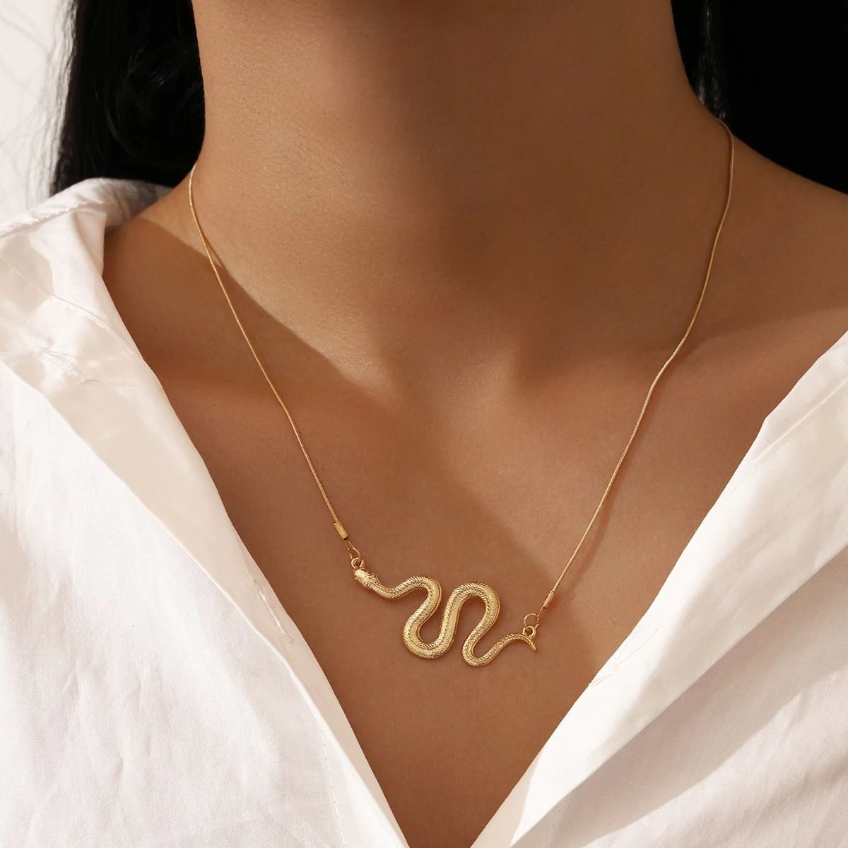 Colar Pingente Cobra Minimalista Moda Europeia e Americana Joia Elegante com Design Simples e Moderno Perfeito para Mulheres — foto 5