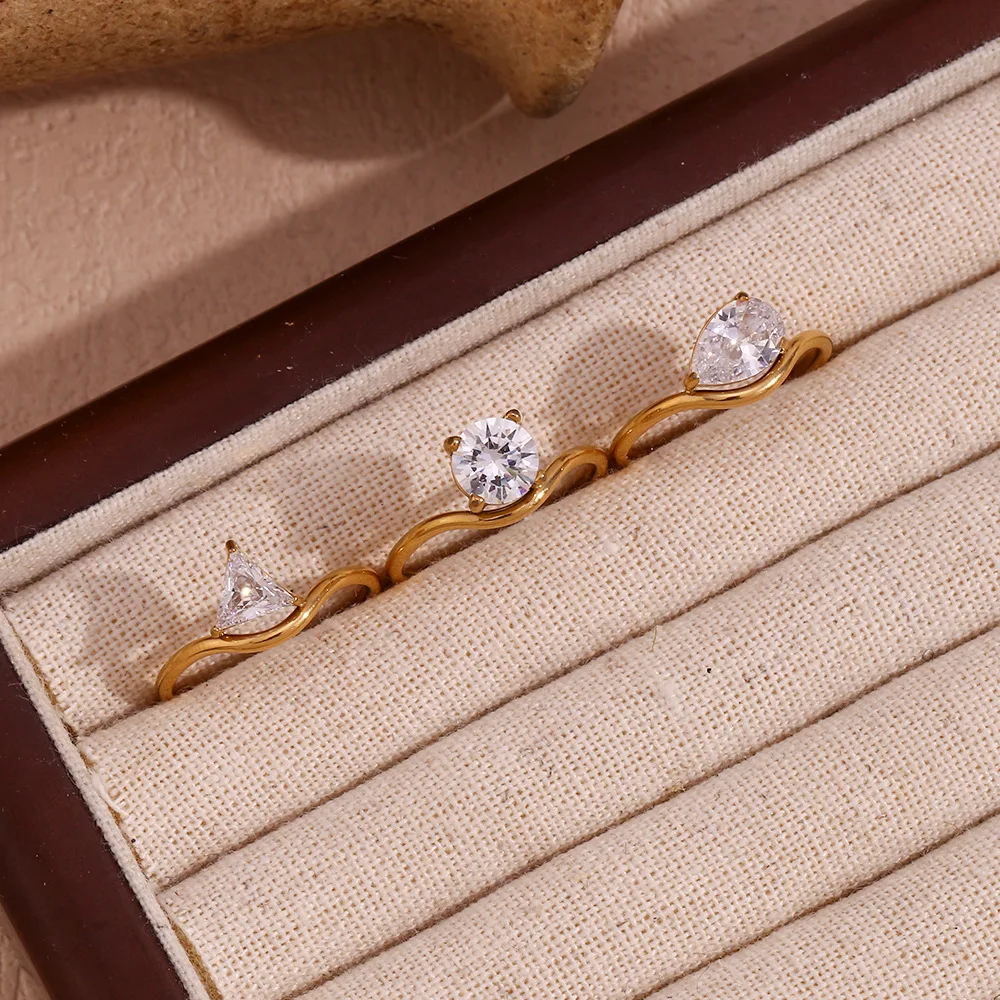 Anel de onda de moda de luxo acessível Aço inoxidável banhado a ouro 18K com zircônia. Elegância duradoura e preço justo. — foto 5
