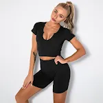 Set sportivo senza cuciture in tinta unita, con canotta e pantaloncini, per massimo comfort e libertà di movimento durante l'allenamento e lo sport. — foto 21